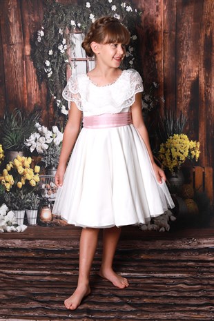 Kız Çocuk Abiye Elbise Beyaz Kısa Kayık Yaka Yakası Güpürlü Beli Kuşaklı Abiye Elbise